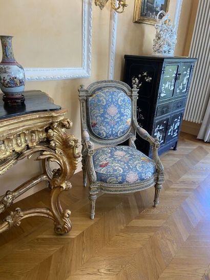 Suite de trois fauteuils à châssis en bois...
