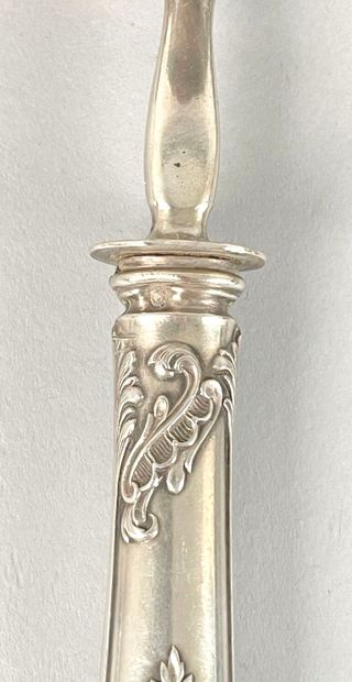 Ménagère en argent fourré comprenant : 
-...