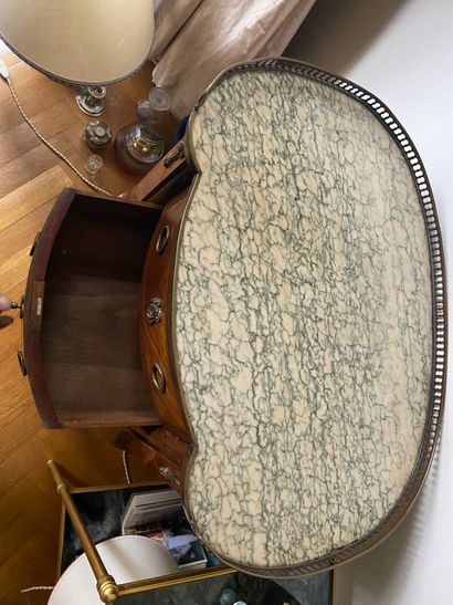 Commode haricot en bois de placage à deux...