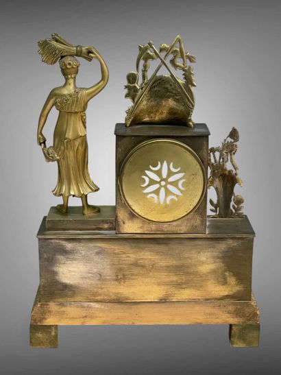 Pendule en bronze doré à décor de putti,...