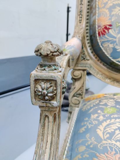 Suite de trois fauteuils à châssis en bois...
