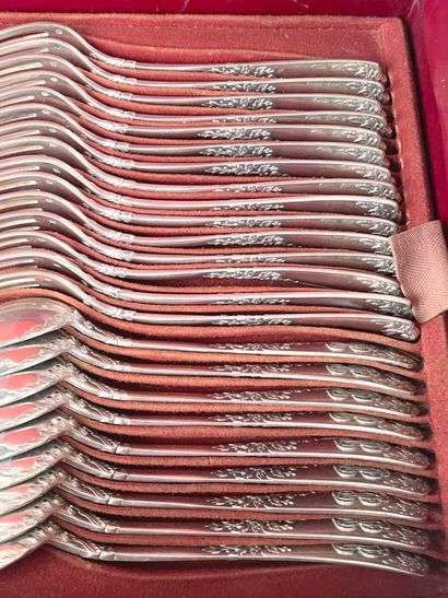 Ménagère en argent fourré comprenant : 
-...