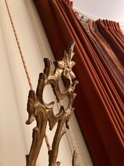 Paire de miroirs en bois doré à décor ajouré...