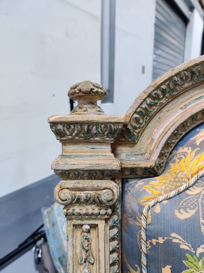 Suite de trois fauteuils à châssis en bois...