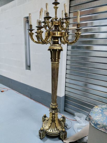 Grande torchère en bois doré, à huit bras...