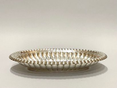 Plat creux de forme ovale en argent (915/1000),...