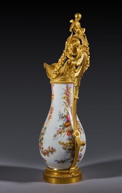 Grande aiguière de forme balustre en porcelaine...