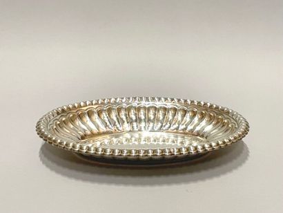 Plat creux de forme ovale en argent (915/1000),...