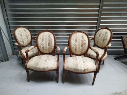 Suite de quatre fauteuils cabriolet en bois...