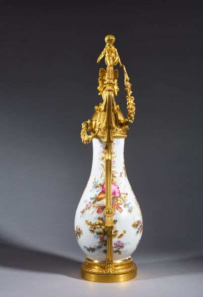 Grande aiguière de forme balustre en porcelaine...