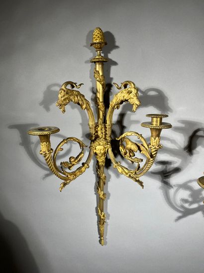 Paire d'appliques aux têtes de bouc, à deux...