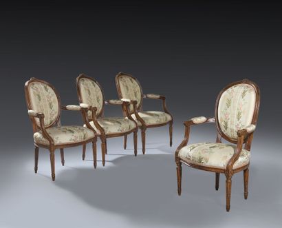 Suite de quatre fauteuils cabriolet en bois...