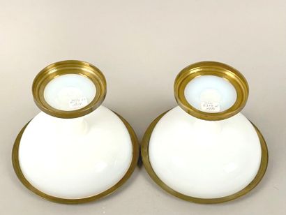 Paire de coupes en opaline blanche, la monture...