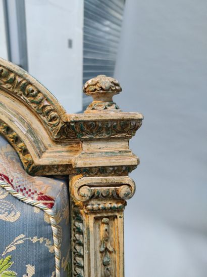 Suite de trois fauteuils à châssis en bois...