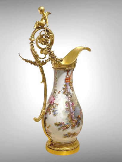 Grande aiguière de forme balustre en porcelaine...
