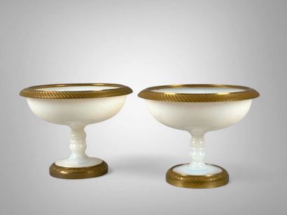 Paire de coupes en opaline blanche, la monture...