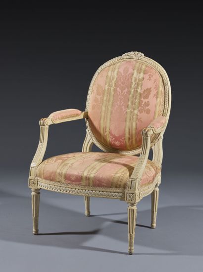 Fauteuil à dossier plat en médaillon, en...