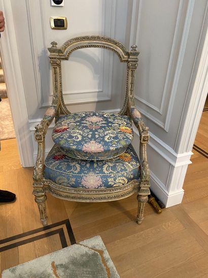 Suite de trois fauteuils à châssis en bois...