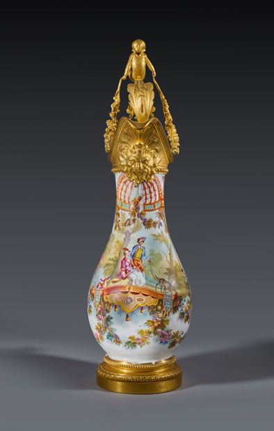 Grande aiguière de forme balustre en porcelaine...