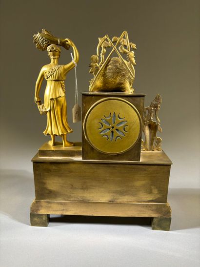 Pendule en bronze doré à décor de putti,...