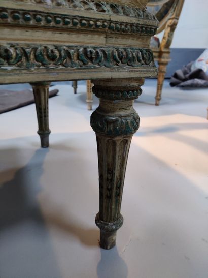 Suite de trois fauteuils à châssis en bois...