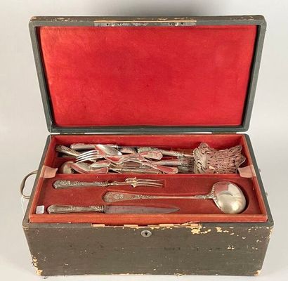 Ménagère en argent fourré comprenant : 
-...