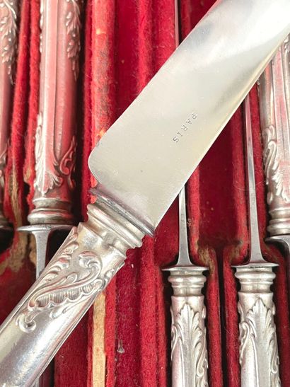 Ménagère en argent fourré comprenant : 
-...