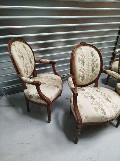 Suite de quatre fauteuils cabriolet en bois...