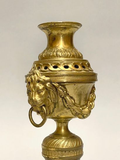 Paire de flambeaux formant pot-pourri en...