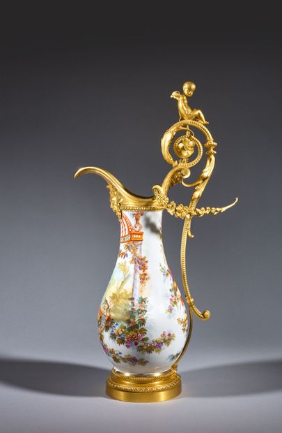 Grande aiguière de forme balustre en porcelaine...