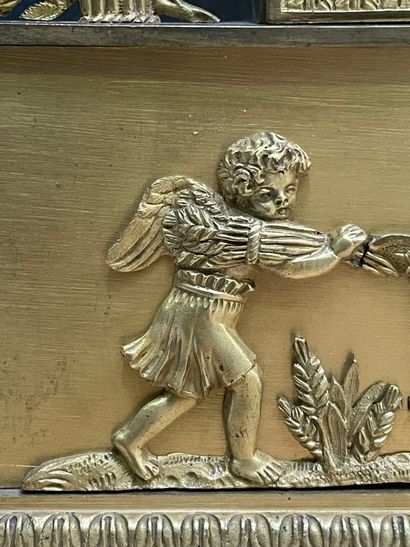 Pendule en bronze doré à décor de putti,...