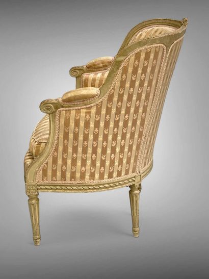 Bergère en bois laqué crème mouluré et sculpté...
