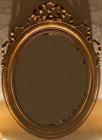 Miroir en bois sculpté, gravé et doré de...