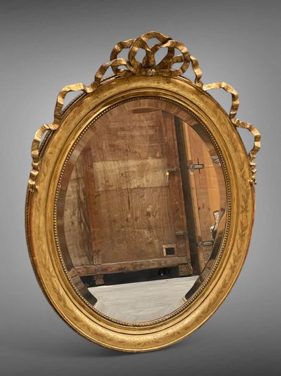 Miroir en bois sculpté, gravé et doré de...