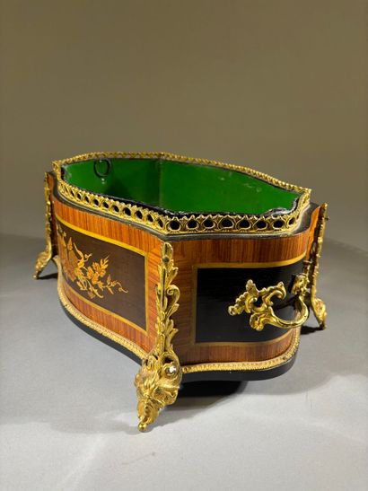 Jardinière en marqueterie de fleurs et bronze...