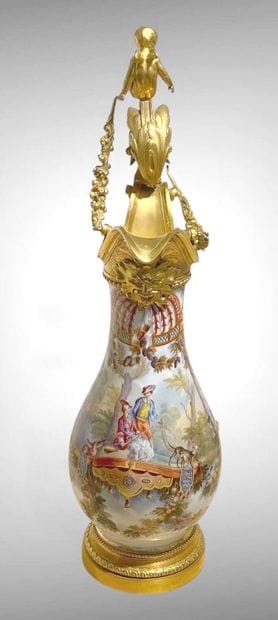 Grande aiguière de forme balustre en porcelaine...