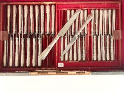 Ménagère en argent fourré comprenant : 
-...