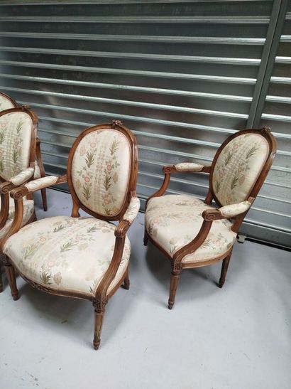 Suite de quatre fauteuils cabriolet en bois...