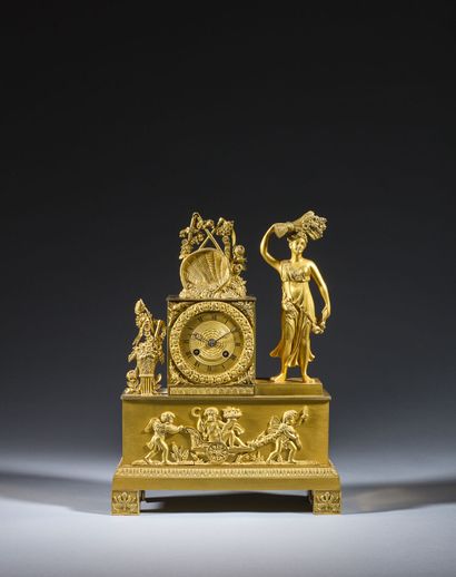 Pendule en bronze doré à décor de putti,...