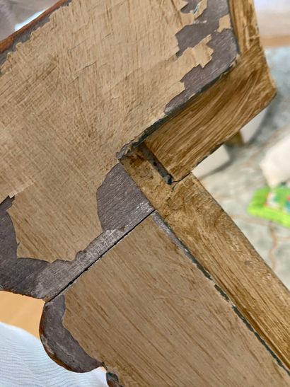 Suite de trois fauteuils à châssis en bois...
