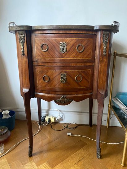 Commode haricot en bois de placage à deux...