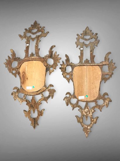 Paire de miroirs en bois doré à décor ajouré...