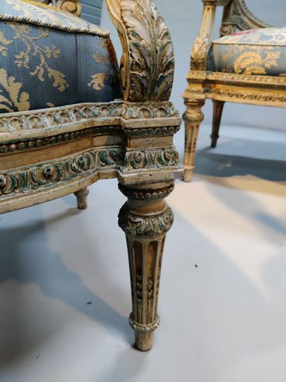 Suite de trois fauteuils à châssis en bois...
