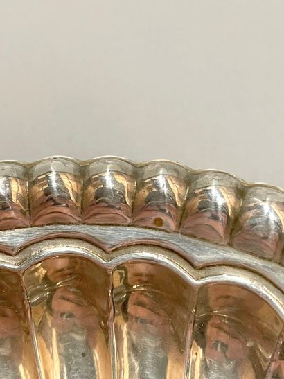 Plat creux de forme ovale en argent (915/1000),...