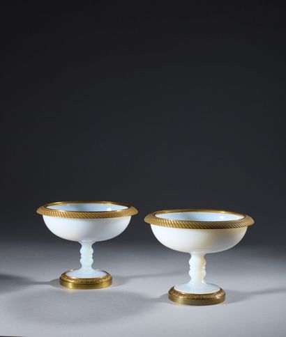 Paire de coupes en opaline blanche, la monture...