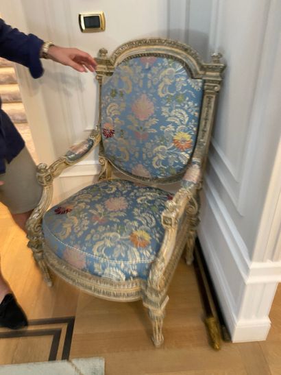 Suite de trois fauteuils à châssis en bois...
