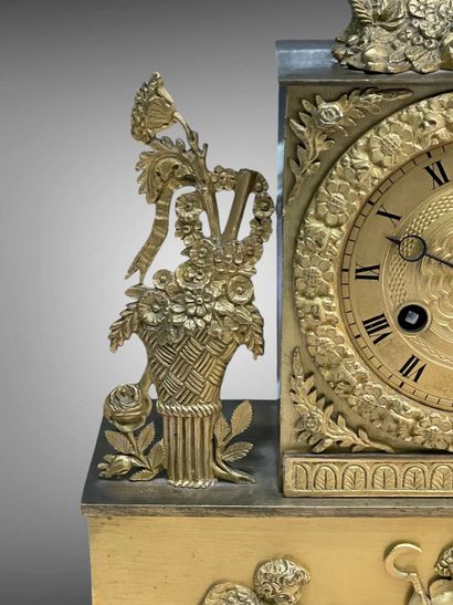 Pendule en bronze doré à décor de putti,...