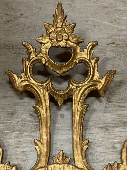 Paire de miroirs en bois doré à décor ajouré...
