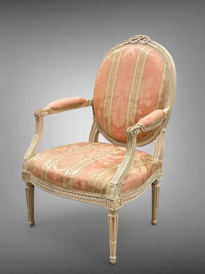 Fauteuil à dossier plat en médaillon, en...