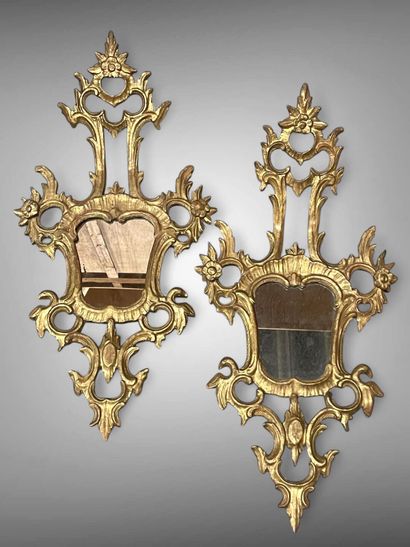 Paire de miroirs en bois doré à décor ajouré...